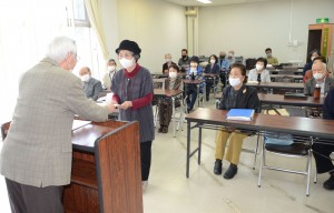 受講生２７人に修了証書が手渡された古文書解読講座＝２８日、奄美市名瀬