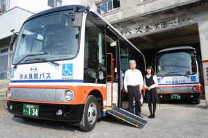 車いす用固定装置などを装備した沖永良部バス企業団の新たな車両＝４日、知名町