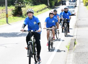 自転車で島内１周に挑戦する西伊仙東集落在住の中学生＝１３日、徳之島町花徳