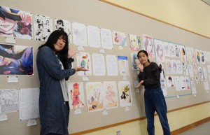 受講生らの力作が並ぶマンガ講座作品展＝１４日、奄美市名瀬の県立奄美図書館