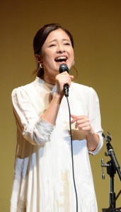 情感たっぷりに歌う大山さん＝２０日、知名町