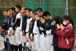 １分間の黙とうをささげて犠牲者の冥福を祈る生徒＝１１日、奄美市名瀬