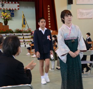 温かい拍手の中、会場を後にする元山絆君＝２４日、大和村