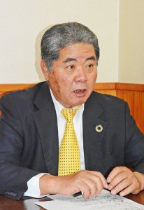 和泊町長選挙への立候補を表明した末川国弘氏＝８日、和泊町