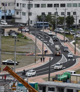 開通した臨港道路「本港佐大熊線」＝１８日、奄美市名瀬