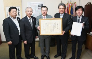 地域創造大賞（総務大臣賞）を受賞した徳之島町文化会館の実島館長（右から２人目）＝２４日、同町役場