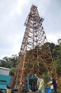 ボーリング用のやぐらの下で執り行われた掘削工事の地鎮祭＝１６日、大和村