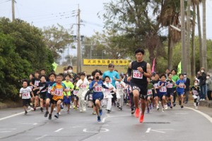 元気にコースに飛び出す参加者たち＝７日、喜界町湾