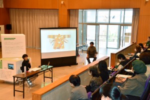 学芸員の町さんと渡さんがハブラギンについて説明したギャラリートーク＝１４日、宇検村