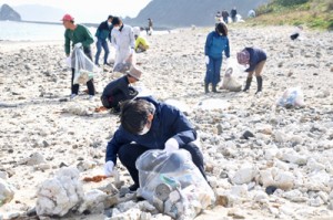 海岸で漂着ごみなどを回収するクリーンキャンペーン参加者＝１０日、龍郷町