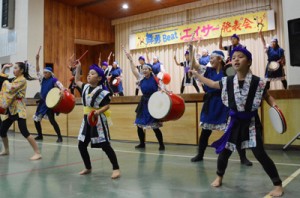 躍動感のあるエイサー演舞を披露する舞勇ＢＥＡＴの団員＝７日、和泊町