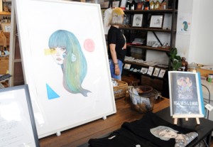 作品１６点のほか、グッズ販売もしている「たいしイラスト原画展」＝１日、瀬戸内町古仁屋