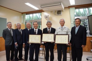 エアコン設置に尽力した前田ヶ丘同窓会の関係者＝２３日、奄美市笠利町