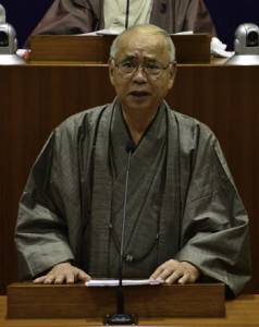 ２期目を目指し町長選への立候補を表明した竹田泰典氏＝１８日、龍郷町