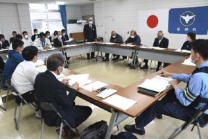 空き家等対策計画について説明があった龍郷町空き家等対策協議会の会合＝１４日、同町役場 