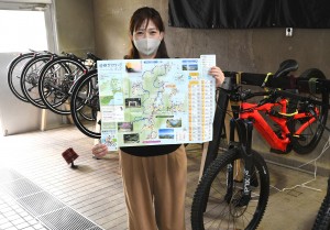 龍郷町がこのほど製作した「龍郷サイクリングマップ」＝５日、同町浦