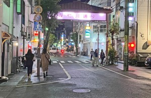 新年度がスタートして最初の週末を迎えた繁華街・屋仁川＝３日午後８時ごろ、奄美市名瀬