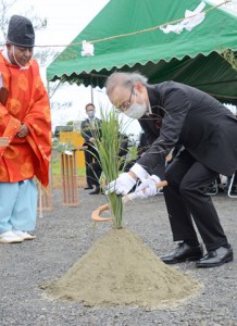 養護老人ホーム長寿園の新施設建設地であった起工式＝３日、知名町知