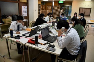 集団接種の受け付けを開始した奄美市のコールセンター＝１９日午前８時半、市役所別館 