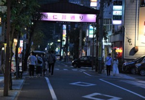 多くの飲食店が軒を連ねる屋仁川通り。奄美市内でのクラスター発生を受けて動揺が広がった＝３０日、同市名瀬