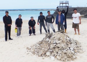 天城町のヨナマビーチを清掃した徳之島観光連盟の会員と回収した岩や石＝２５日、同町