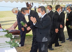 献花で戦没者の冥福を祈る参列者＝７日、伊仙町犬田布岬