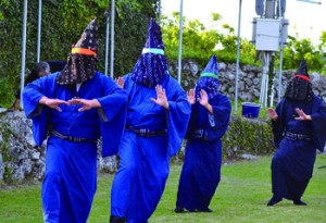  奉納された今年最初の与論十五夜踊＝２６日、同町の地主神社