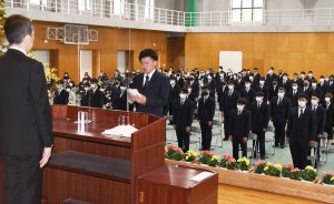 次世代の農業の担い手を目指し、新たな一歩を踏み出す新入生＝８日、日置市の県立農業大学校