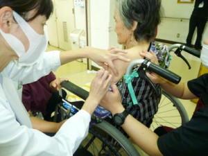 大和村で始まった新型コロナワクチンの高齢者優先接種＝１２日、同村（大和の園提供）