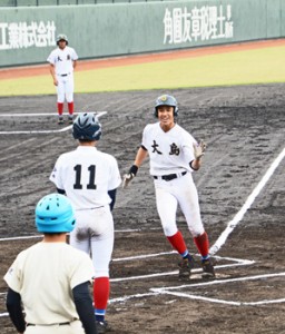 ３回に本塁打を放った武田＝４日、鹿児島市の平和リース球場