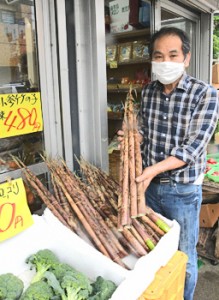 青果店の店頭に並ぶ「ダーナ」＝１３日、奄美市名瀬