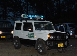 出発式を終え担当エリアへ向けて出発するパトロール隊車両＝２９日、徳之島町花徳 