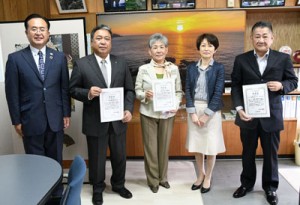 健康経営優良法人の認定を受けた３業者の代表者ら＝９日、奄美市名瀬