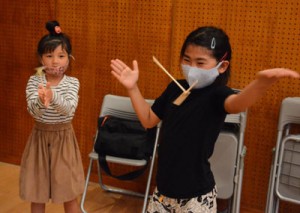 竹とんぼに挑戦する参加児童＝２４日、徳之島町の生涯学習センター