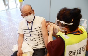 新型コロナウイルスワクチンの接種を受ける参加者＝３日、奄美市名瀬