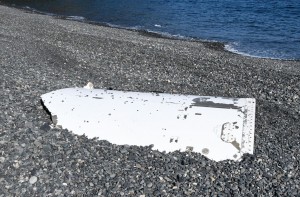 青久海岸に打ち上がったロケットの部品とみられる金属板＝３日、奄美市住用町