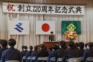 生徒と教職員ら約３００人が出席した県立大島高校創立１２０周年式典＝７日、奄美市名瀬の同校