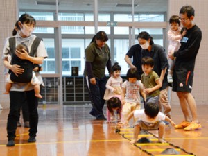 親子で楽しく体を動かす「大和親子うんどう教室」＝４月２１日、大和村の大棚小学校体育館