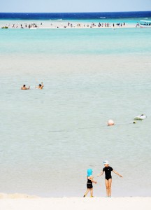 海水浴を楽しむ旅行客ら＝１日、与論町の大金久海岸