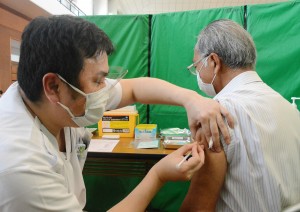 与論町で始まった高齢者向けの新型コロナウイルスワクチン接種＝１日、与論町の砂美地来館