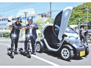 超小型モビリティや電動キックボードの乗り心地を確かめる関係者ら＝２日、瀬戸内町古仁屋